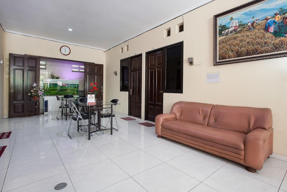 מלון סוראבאיה Reddoorz At Graha 99 Simomulyo מראה חיצוני תמונה