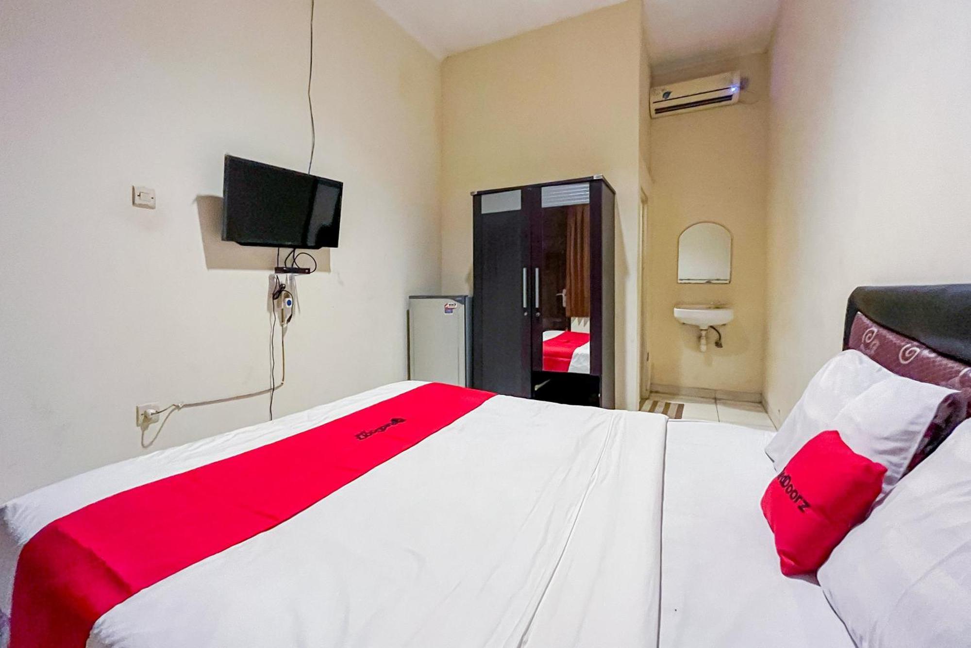 מלון סוראבאיה Reddoorz At Graha 99 Simomulyo מראה חיצוני תמונה
