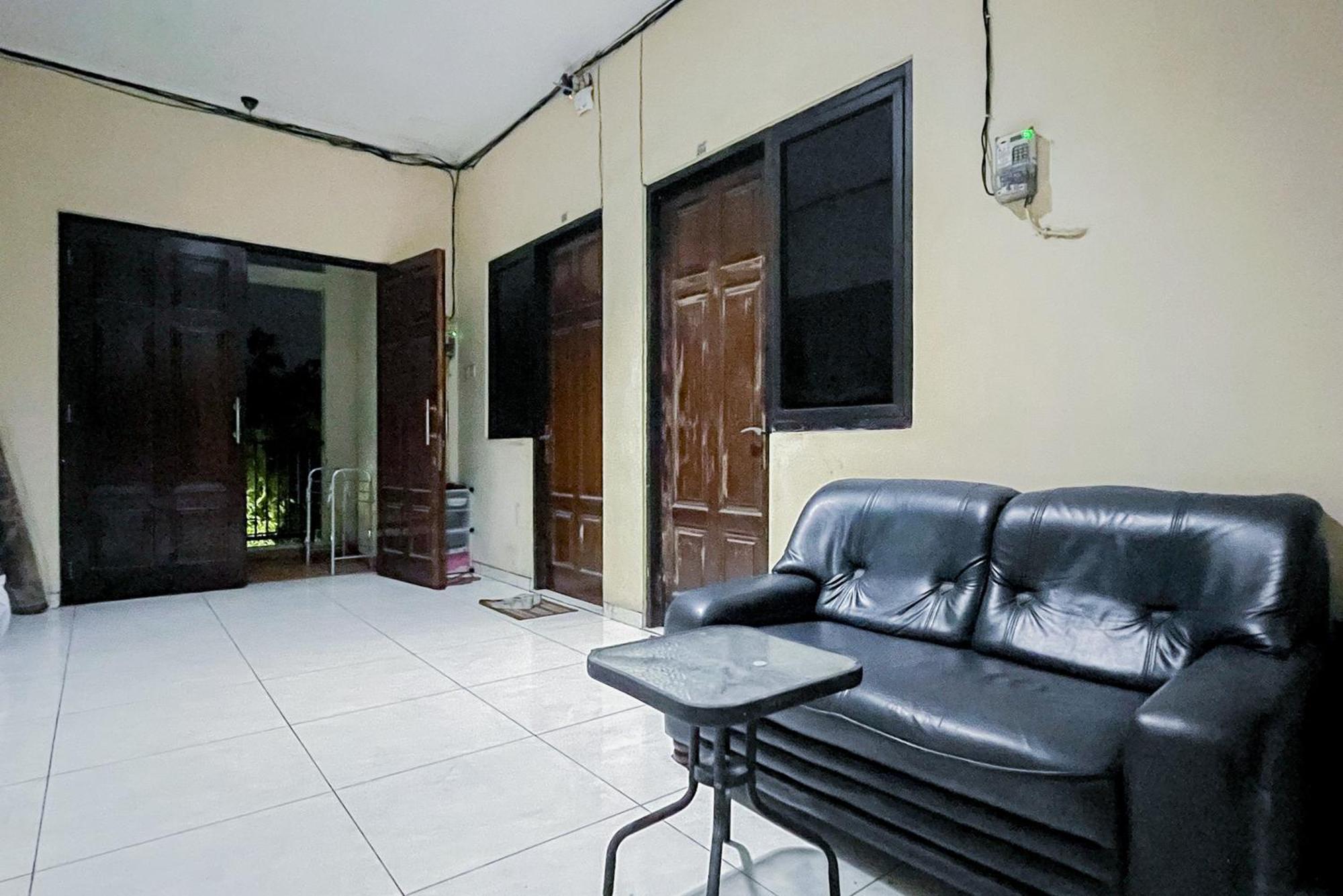 מלון סוראבאיה Reddoorz At Graha 99 Simomulyo מראה חיצוני תמונה