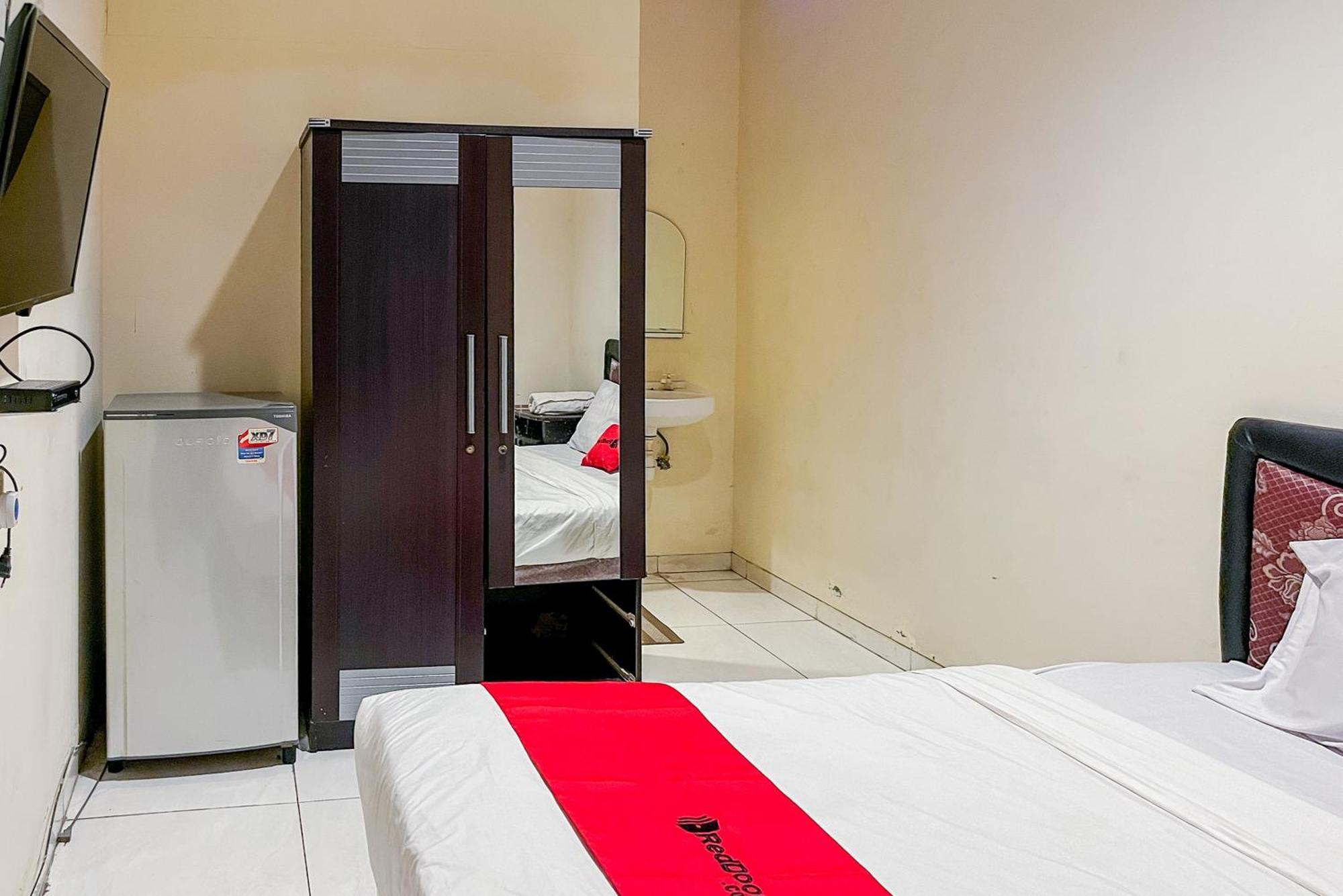 מלון סוראבאיה Reddoorz At Graha 99 Simomulyo מראה חיצוני תמונה
