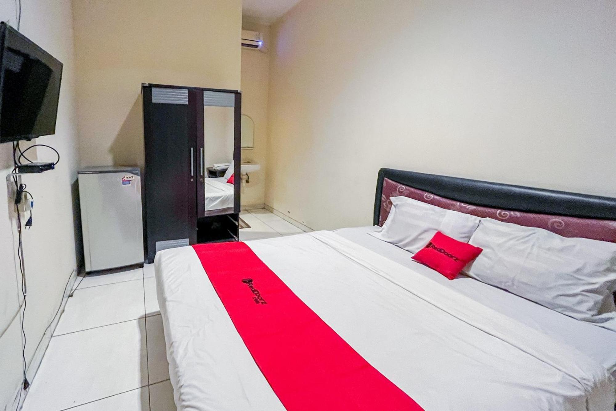 מלון סוראבאיה Reddoorz At Graha 99 Simomulyo מראה חיצוני תמונה