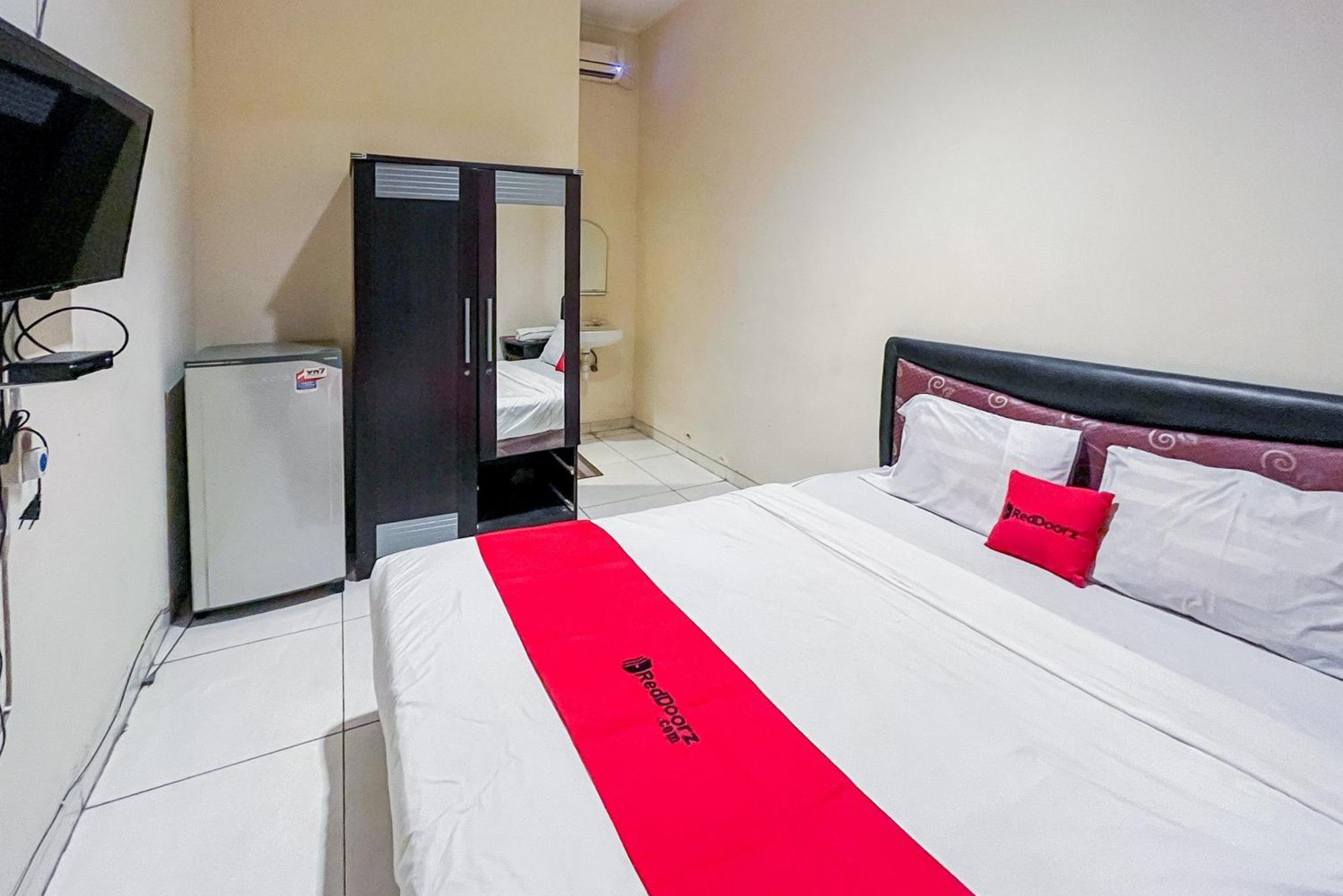 מלון סוראבאיה Reddoorz At Graha 99 Simomulyo מראה חיצוני תמונה
