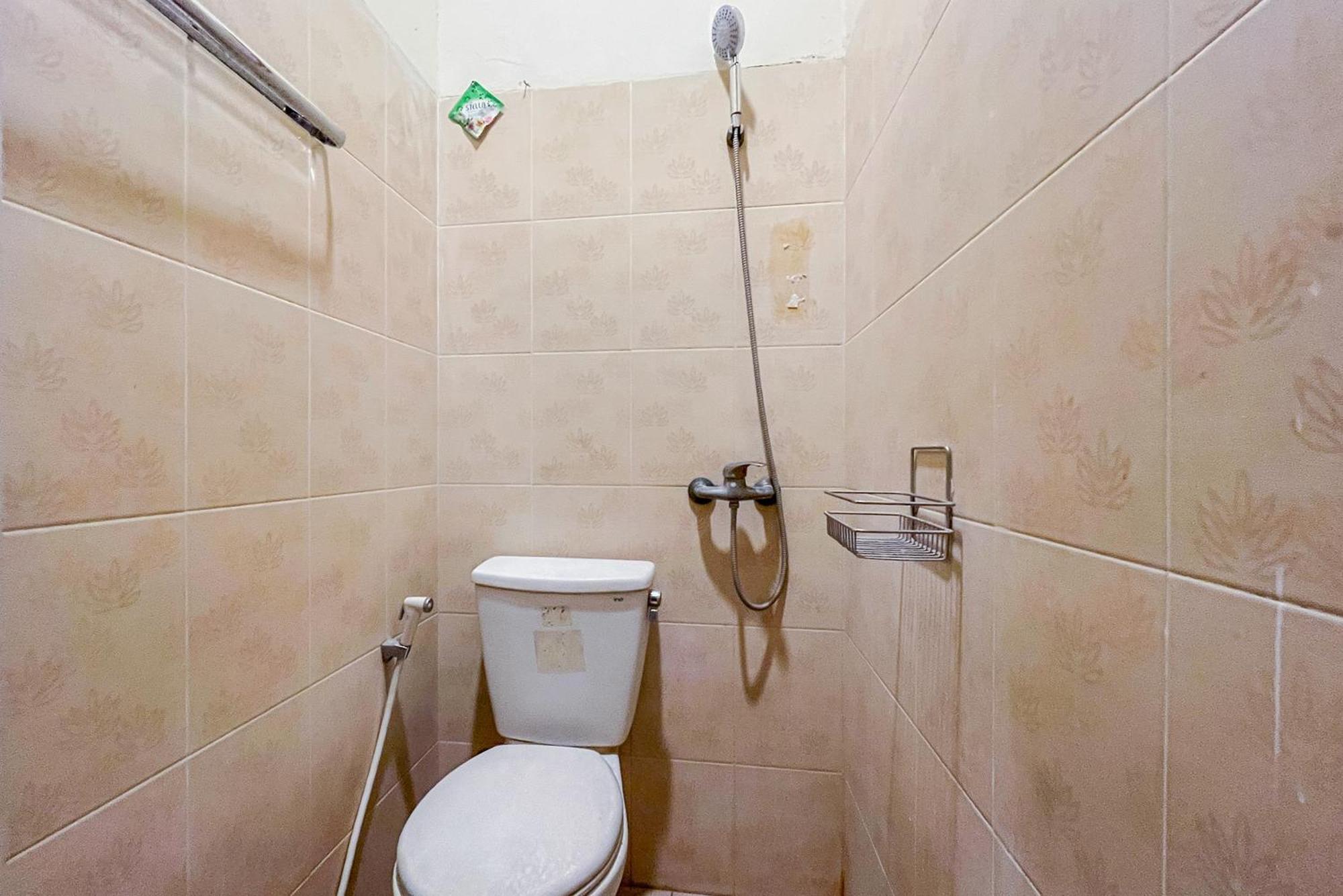 מלון סוראבאיה Reddoorz At Graha 99 Simomulyo מראה חיצוני תמונה
