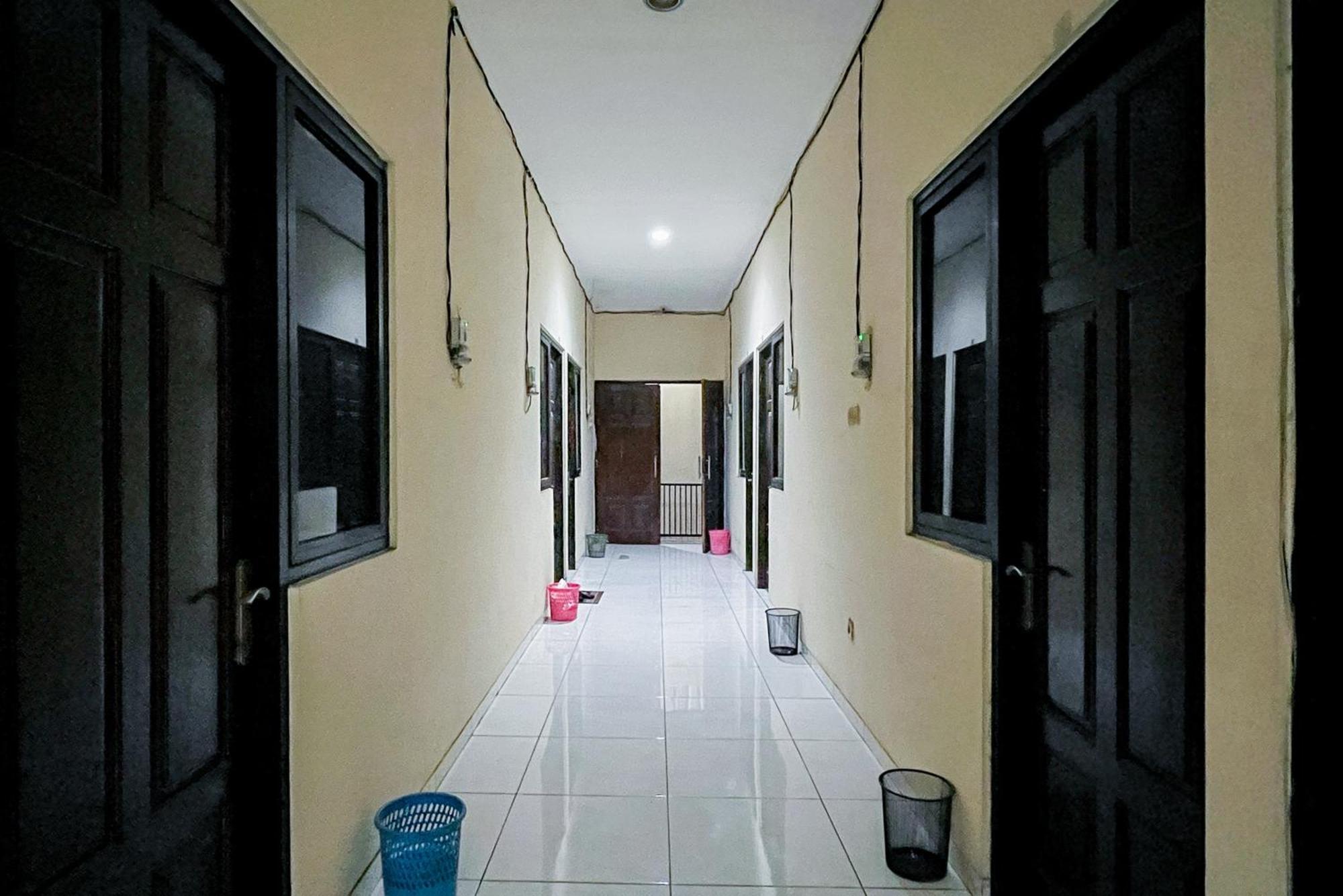 מלון סוראבאיה Reddoorz At Graha 99 Simomulyo מראה חיצוני תמונה